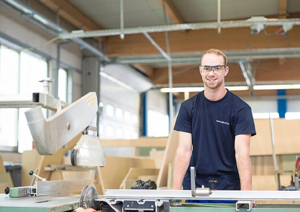 Schreiner an Maschine